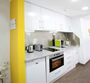 Kühlschrank, Mikrowelle, Ofen, Herdplatte