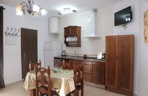 Refrigerador, microondas, parrilla de estufa y cafetera y tetera 