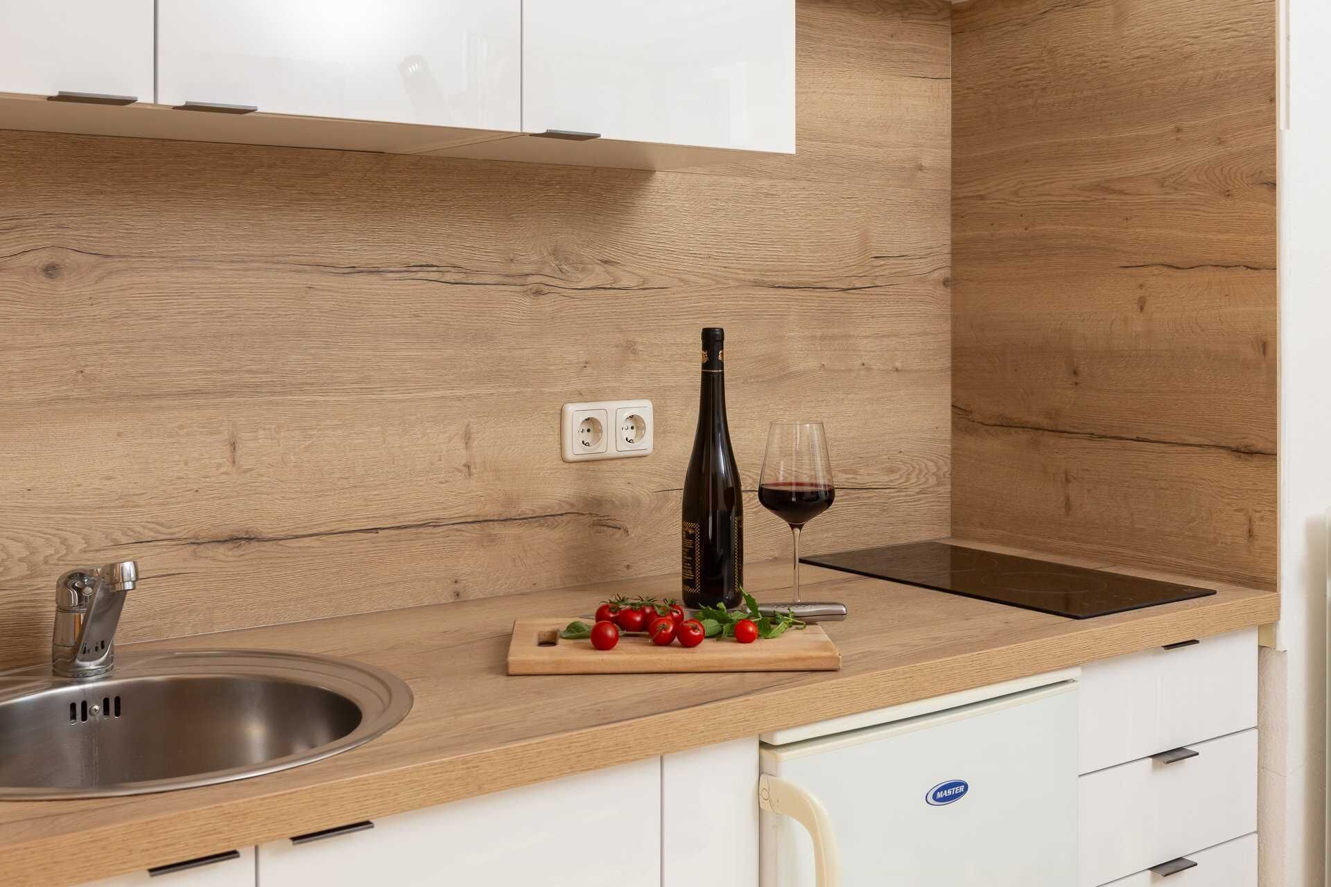 Kühlschrank, Mikrowelle, Herdplatte, Wasserkocher mit Kaffee-/Teezubehör