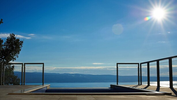 An infinity pool with a clear view of the sea and mountains. - Luxury Villa Venera with Pool (Jesenice)