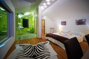4 bedrooms, desk, iron/ironing board, free WiFi