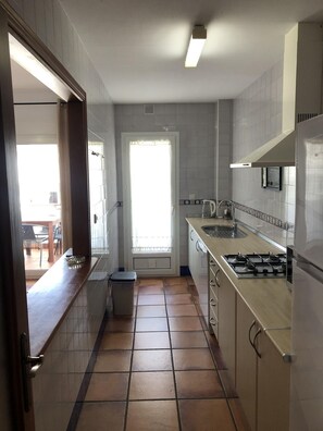 Coffee/tea maker, cookware/dishes/utensils