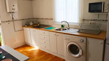 Een koelkast, een magnetron, een oven, een koffiezetapparaat/waterkoker