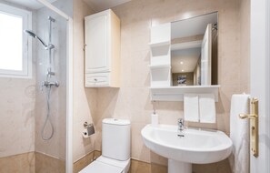 Combined shower/bathtub, towels