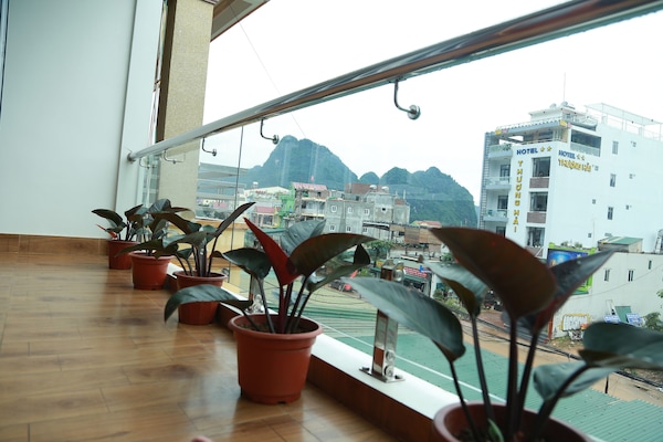 Habitación triple estándar, balcón, vista a la ciudad | Balcón