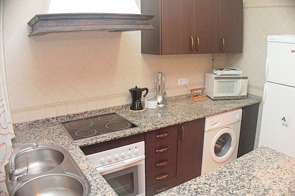 Refrigerador, microondas, horno y parrilla de estufa 