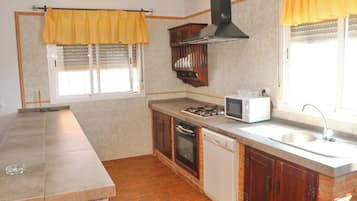 雪櫃、微波爐、焗爐、洗碗機