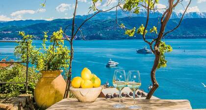 VILLACASTELLOPORTOVENERE MIT GROSSEM GARTEN UND ERINNERBAREM MEERBLICK