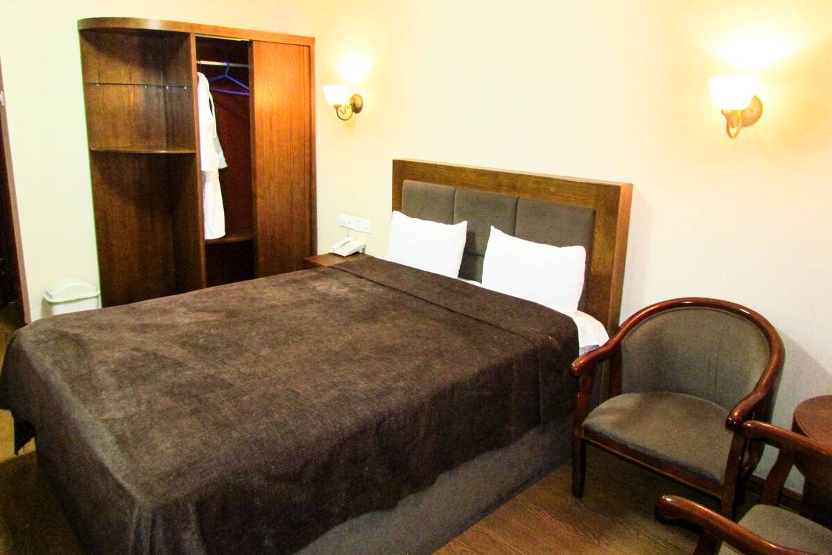 Premium bedding, minibar, desk, free WiFi
