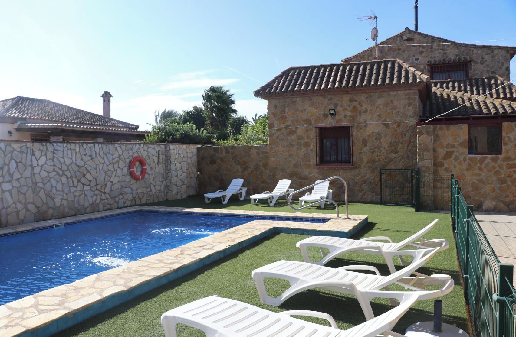 Piscine couverte, chaises longues