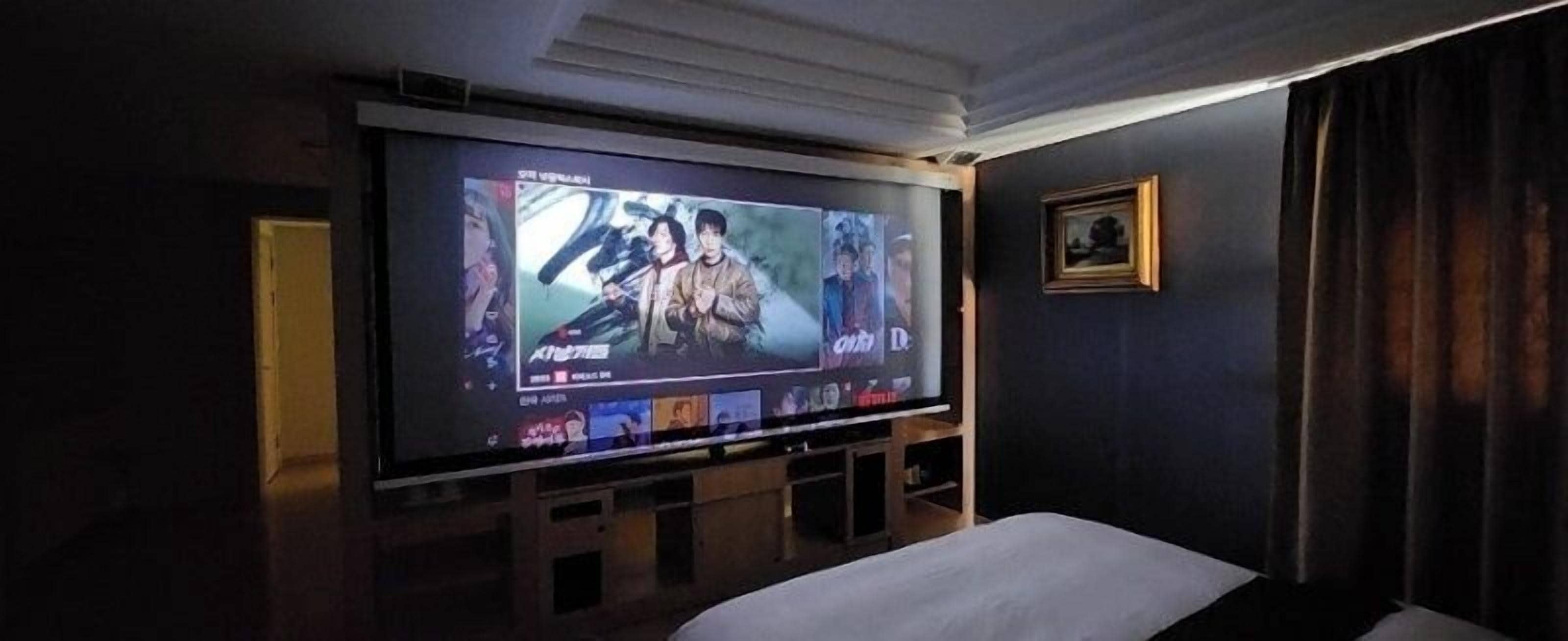 royal suite (vip) | premium bedding, individually decorated, desk, blackout curtains