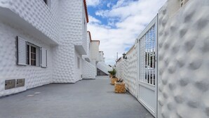A narrow, white-walled alleyway with a clear sky above. - Great location, apartment Fuerteventura (Costa Calma (Fuerteventura))
