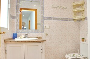 A bathroom with a sink, mirror, and toilet. - Apartment in the town centre with Wi-Fi (CONIL DE LA FRONTERA)