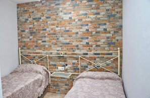 3 habitaciones, tabla de planchar con plancha, wifi y ropa de cama 