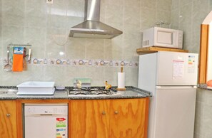 Refrigerador, microondas, placa de cocina, lavavajillas