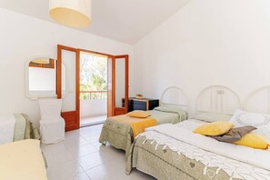 5 Schlafzimmer, Schreibtisch, Bügeleisen/Bügelbrett, Reisekinderbett