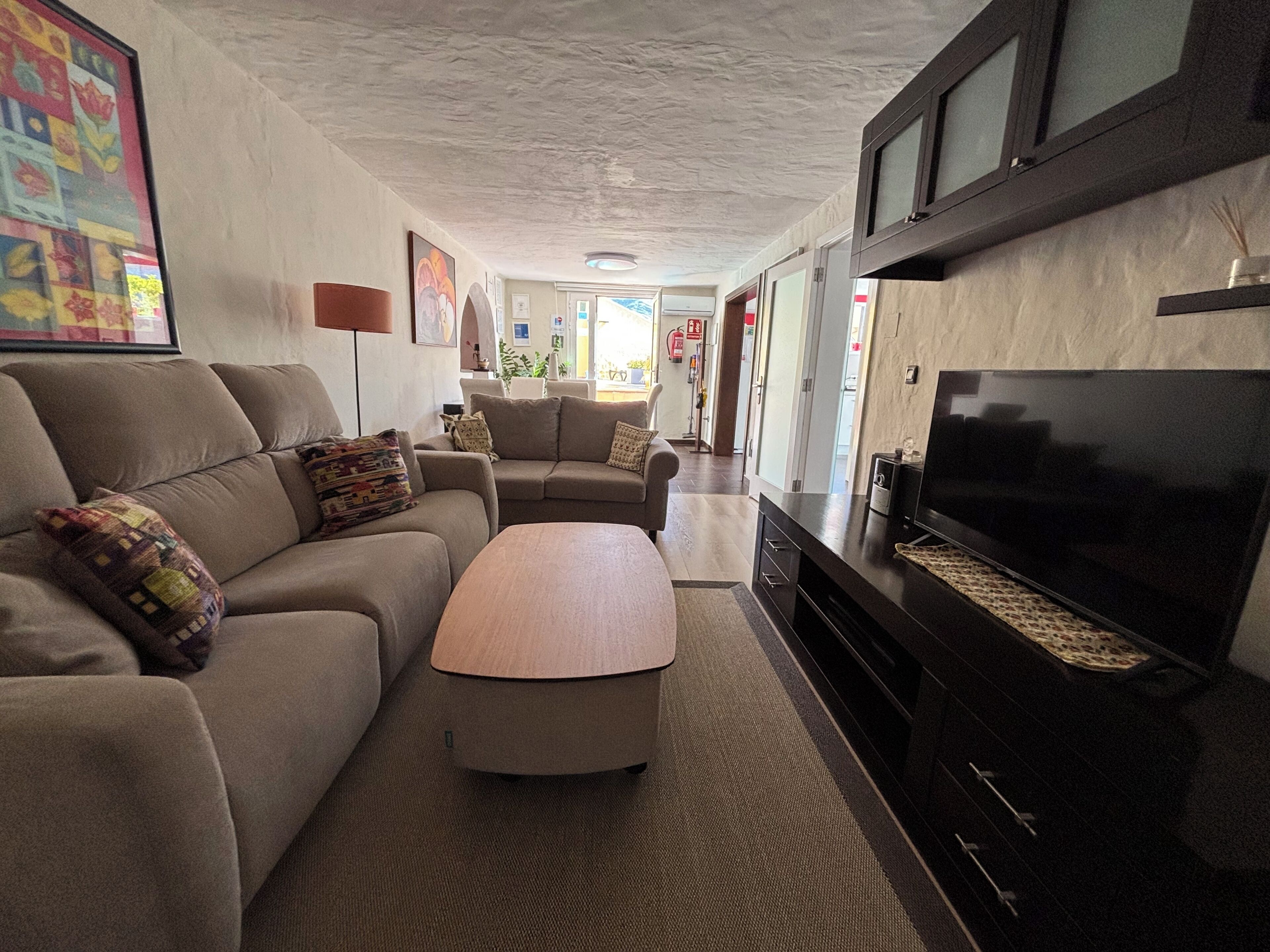 Smart TV, reproductor de DVD, libros y biblioteca musical 