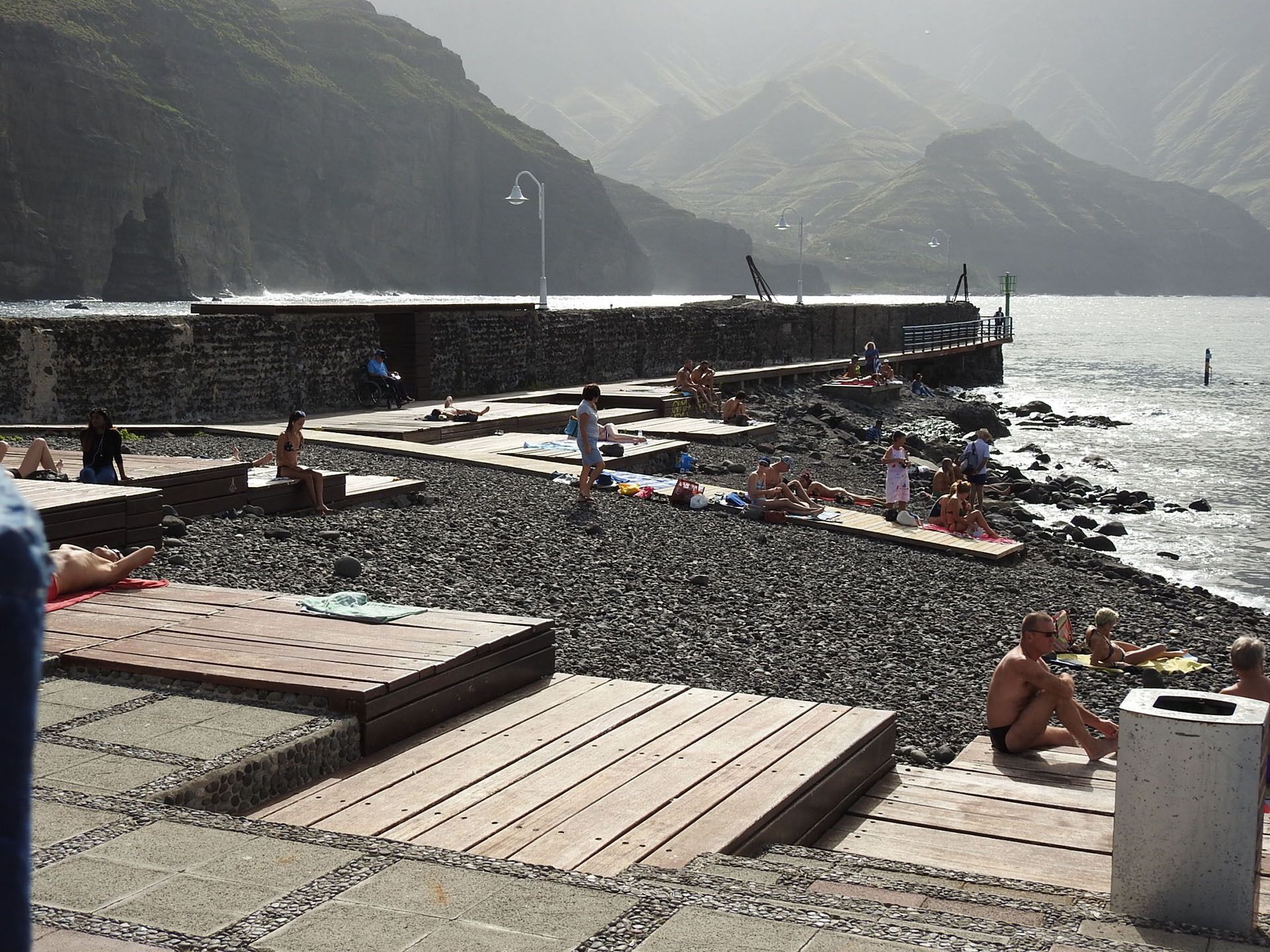 Ubicación cercana a la playa, tumbonas y toallas de playa