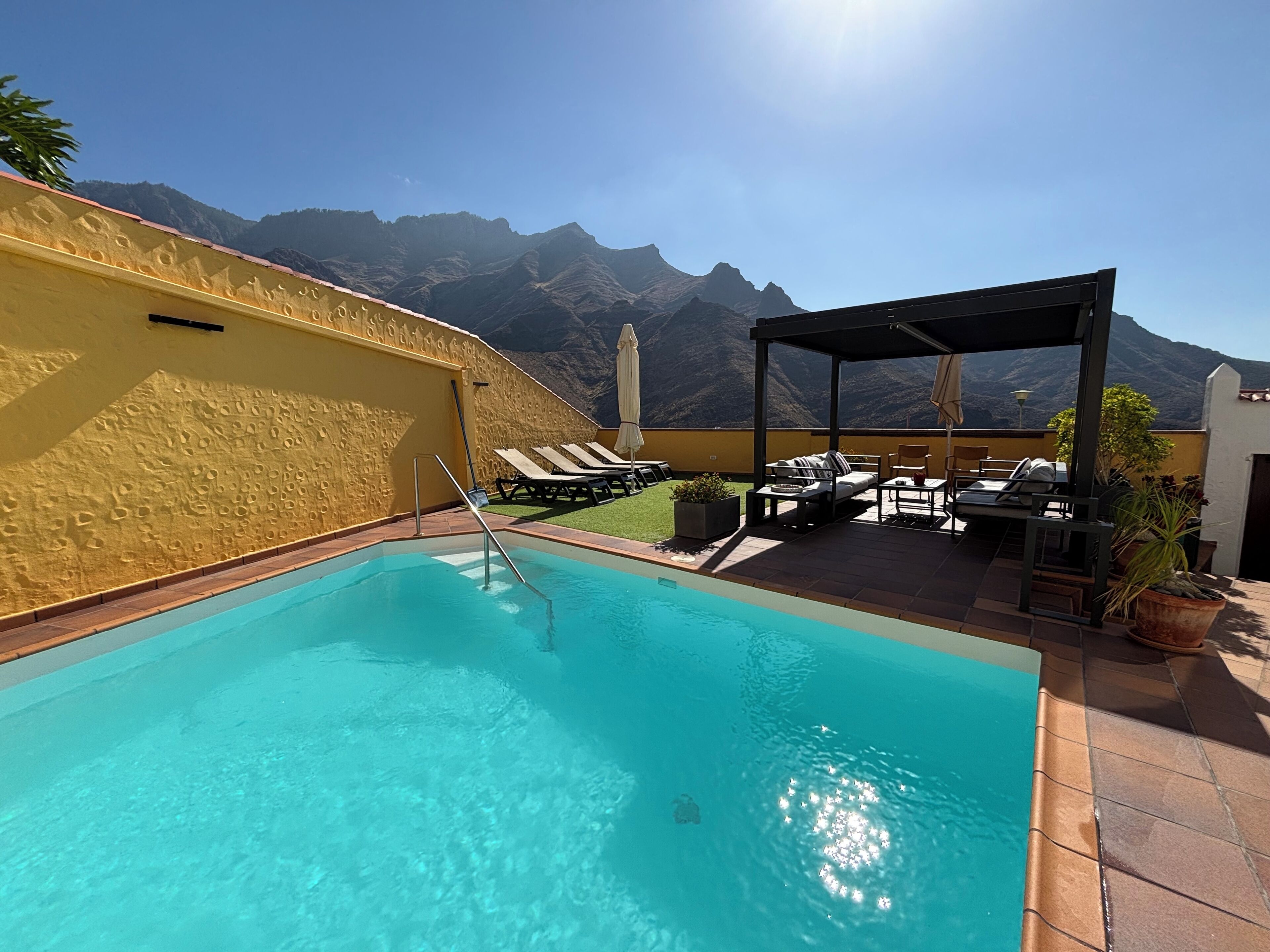 Una piscina al aire libre, una piscina climatizada