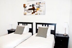 1 bedroom, iron/ironing board, free WiFi, bed sheets - Casa Christabel-walk to beach, train, bus shops, bars & cafes.Fast WiFi UK TV (Benalmadena Costa, Malaga)