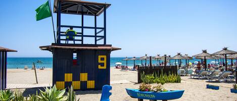 Camastros y toallas de playa