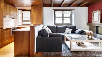 Una televisión, una chimenea, un reproductor de DVD