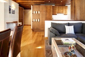 Fernseher, Kamin, DVD-Player
