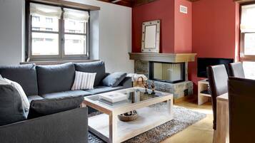 Een televisie, een open haard en een dvd-speler