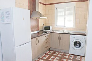 Réfrigérateur, micro-ondes, plaque de cuisson, cafetière/bouilloire