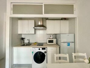 Kühlschrank, Mikrowelle, Herdplatte, Wasserkocher mit Kaffee-/Teezubehör