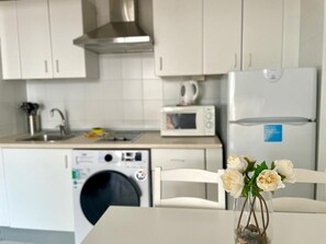 Een koelkast, een microgolfoven, een kookplaat