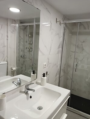 Dusche, Haartrockner, Handtücher, Seife