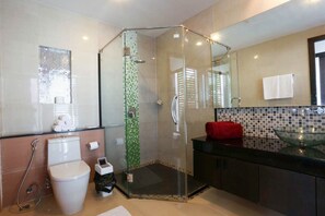 3 Bedroom Pool Villa | Bathroom | Separate bathtub and shower, jetted bath, free toiletries, hair dryer - Villa123Phuket (Ratsada)