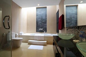 3 Bedroom Pool Villa | ห้องน้ำ | อ่างอาบน้ำและฝักบัวแยกจากกัน, อ่  างอาบน้ำแบบหัวเจ็ต, ของใช้ในห้องน้ำฟรี
