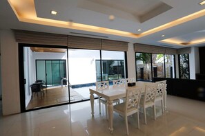 3 Bedroom Pool Villa | 客室内のダイニングエリア