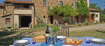 Casale nella campagna toscana