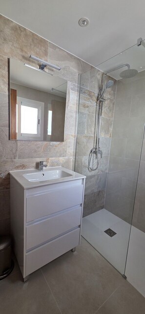 Bathtub, towels, toilet paper - Magnificent private pool villa  with free wifi near the beach (L'ESCALA)