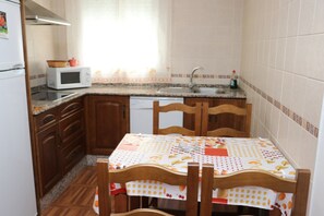 Réfrigérateur, micro-ondes, lave-vaisselle, grille-pain