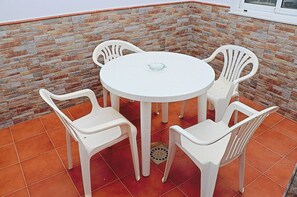 Outdoor dining - Two bedroom apartment in the centre (CONIL DE LA FRONTERA)