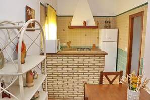 Refrigerador, parrilla de estufa, cafetera y tetera y tostadora 