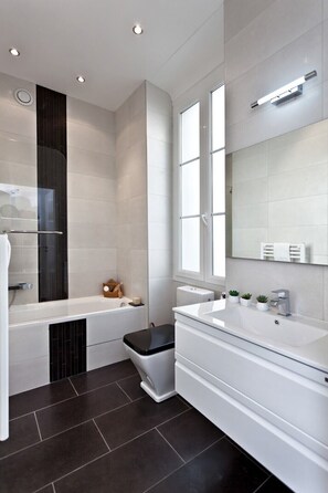 Ensemble douche/baignoire, douche à « effet pluie », sèche-cheveux