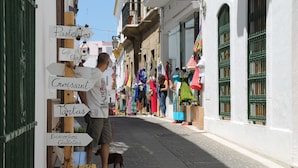 A narrow street with a signpost indicating directions to local attractions. - Central apartment with air conditioning (CONIL DE LA FRONTERA)