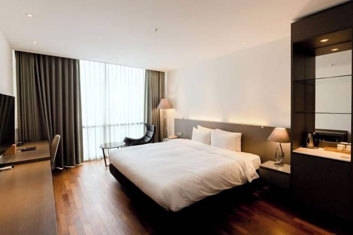 1 bedroom, in-room safe, free WiFi, bed sheets