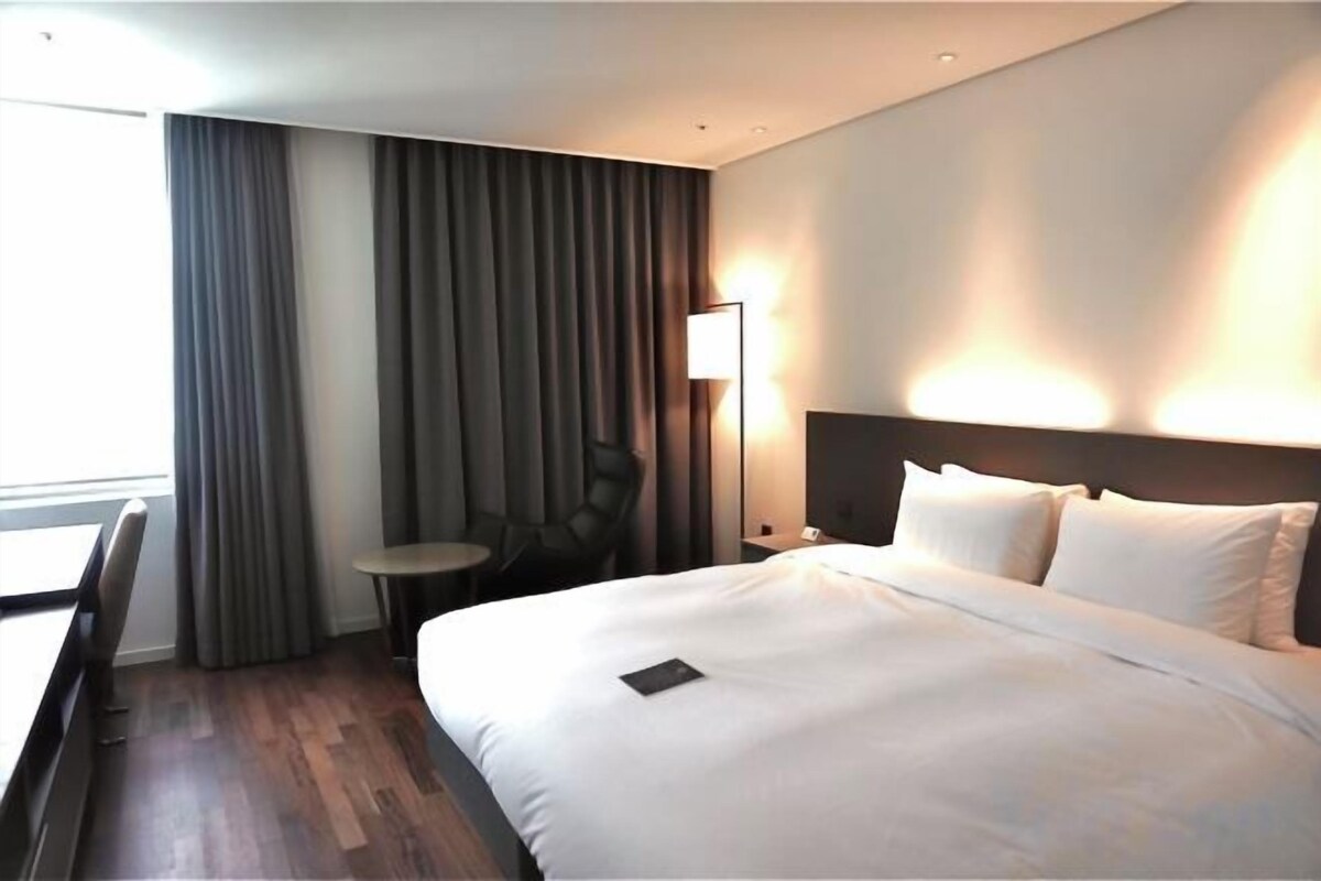 In-room safe, WiFi (free), bed sheets