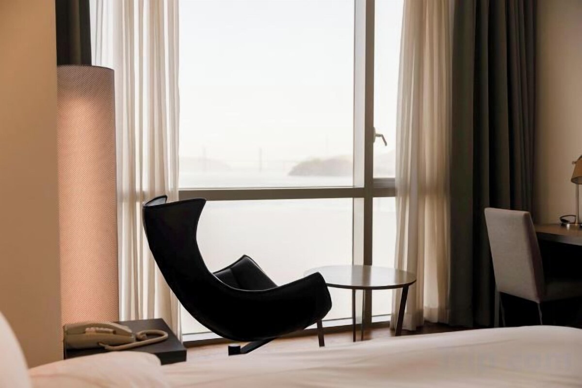 In-room safe, free WiFi, bed sheets