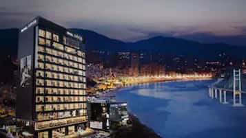 Vista frontal de la propiedad por la tarde o noche