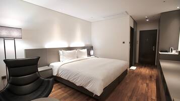 Habitación superior, para no fumadores, vista a la ciudad | 1 habitación, caja de seguridad en la habitación y wifi gratis