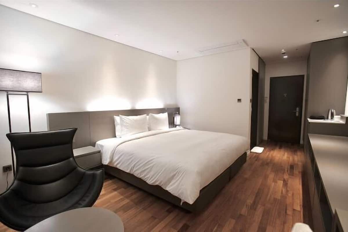 1 bedroom, in-room safe, free WiFi, bed sheets