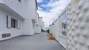 A narrow, white-walled alleyway with a clear sky above. - Attic apartment with stunning sea views (Costa Calma (Fuerteventura))