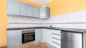 Kühlschrank, Ofen, Herdplatte, Wasserkocher mit Kaffee-/Teezubehör